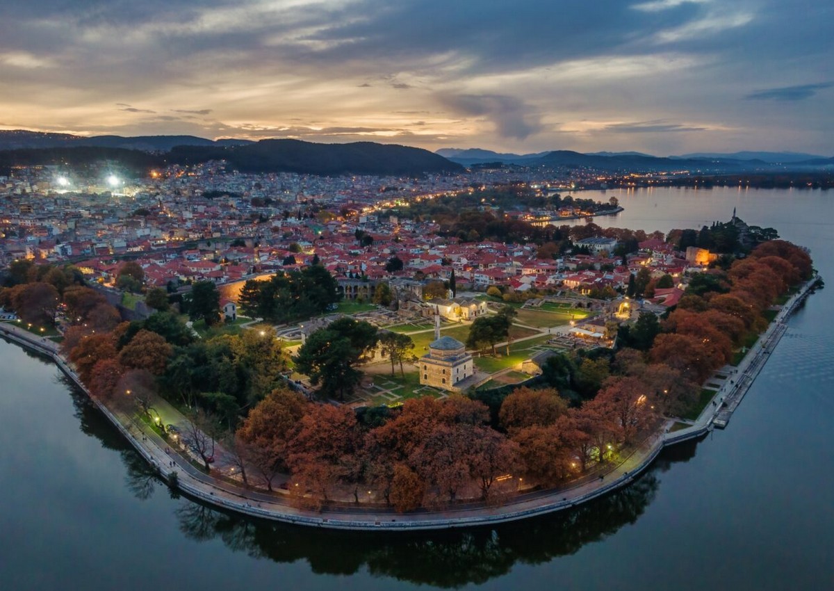 Ετοιμάσου για μια αξέχαστη εμπειρία διακοπών, καθώς σε καλωσορίζουμε σε μια ακόμη οργανωμένη εκδρομή, αυτή τη φορά στα Γιάννενα και τα ξακουστά Τζουμέρκα, με την ευκαιρία του τριημέρου του Αγίου Πνεύματος. Μην χάνεις την ευκαιρία να ζήσεις στιγμές χαλάρωσης και ανανέωσης, και αφήσουμε εμείς να φροντίσουμε για όλες τις λεπτομέρειες. Περιορισμένη διαθεσιμότητα! Κάντε την κράτησή σας έγκαιρα! Τηλέφωνα: 2552023124 & 2552029526 & 2552029527.