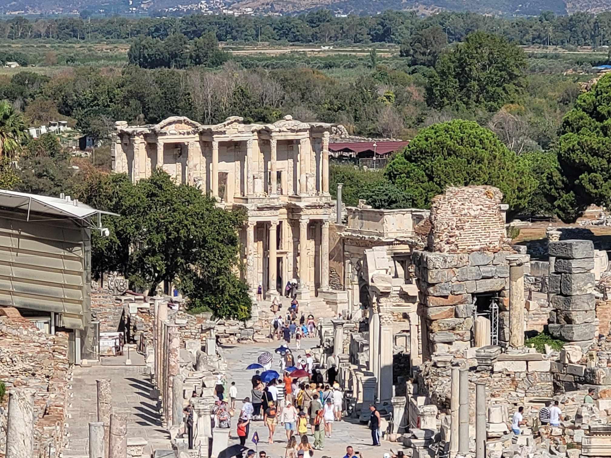 Η εκδρομή μας σε αυτούς τους ιστορικούς, πολιτισμικούς και πολιτιστικούς προορισμούς υπόσχεται να σας προσφέρει μια βαθιά κατανόηση και εκτίμηση για την πλούσια κληρονομιά της Μικράς Ασίας: Ομηρική Τροία, Αϊβαλί, Πέργαμος, Σμύρνη, Αρχαία Έφεσσος, Κουσάντασι. Κάθε τοποθεσία έχει τα δικά της μοναδικά χαρακτηριστικά και ιστορίες που την καθιστούν ανεκτίμητη για κάθε ταξιδιώτη. Τηλέφωνα: 2552023124 & 2552029526 & 2552029527 