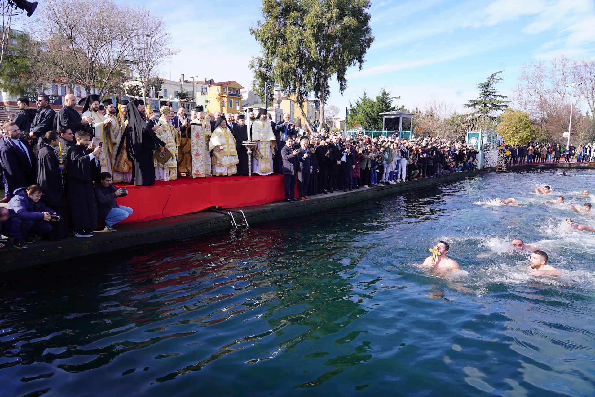 Με μεγαλοπρέπεια και φέτος ο εορτασμός των Αγίων Θεοφανείων στο Φανάρι. Ελάτε μαζί  της ανήμερα των Θεοφανείων για μια μονοήμερη εκδρομή στην Κωνσταντινούπολη για τον Καθαγιασμό των Υδάτων στον Κεράτιο κόλπο και κρουαζιέρα στο Βόσπορο. 